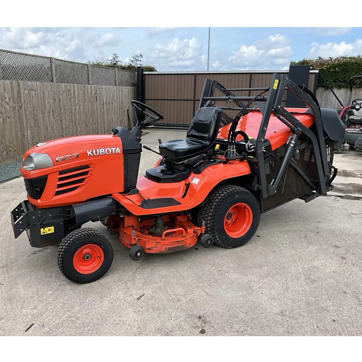 KUBOTA G23 DIESEL HIGH TIP RIDE ON LAWN MOWER